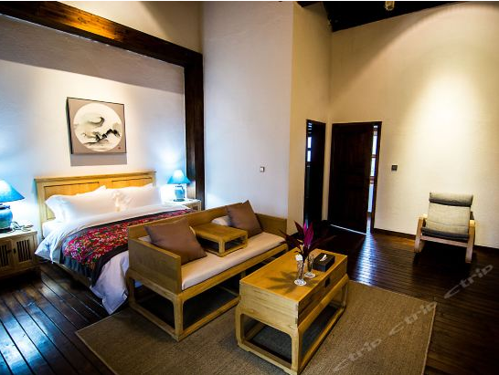 　自贡仙市慢餐民宿酒店是一处集住宿、餐饮、娱乐、生态种植、采摘、垂钓等综合性的现代生态农业体验园。酒店依釜溪河而建，主体建筑包括一栋接待大厅（含餐厅及厨房）以及19栋独立的农家别院。餐饮宴会包间6间，大厅可容纳200人同时用餐，并提供户外烧烤等服务设施；每栋别院均配有棋牌设施、WiFi和独立厨房；同时设有会议室、多功能厅。我们将热诚欢迎各位宾客的光临！