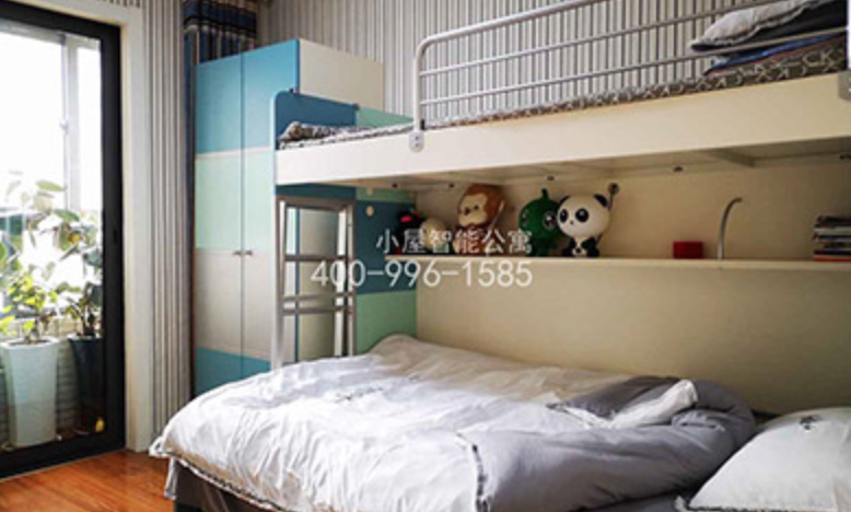 陕西大城小屋不动产管理有限公司成立于2018年3月22日，位于西安市高新区惠南路16号泰华金贸国际7号楼24层。是一家涉及房产管理、交易服务、金融服务、后房地产市场服务为一体的综合性不动产服务企业。
公司业务覆盖房产租赁、房产买卖、海外置业、标准装修、家政服务、消费贷款、抵押贷款等领域。公司致力于为闲置房屋业主提供一站式托管服务，打造闲置房屋共享经济时代，同时也为城市租房人群提供高档社区管理+星级酒店服务+智能与科技完美融合为一体的高档智能型公寓。
大城小屋行走于新型房服务行业前沿，引领全新的智能公寓模式，策略于将毛坯房进行超高性价比回租、整租、合租，优化房屋资源配置，进行所有房屋资源共享，取得1+1大于2的成果。让各房主均能直观感受到持续性的价值回报。