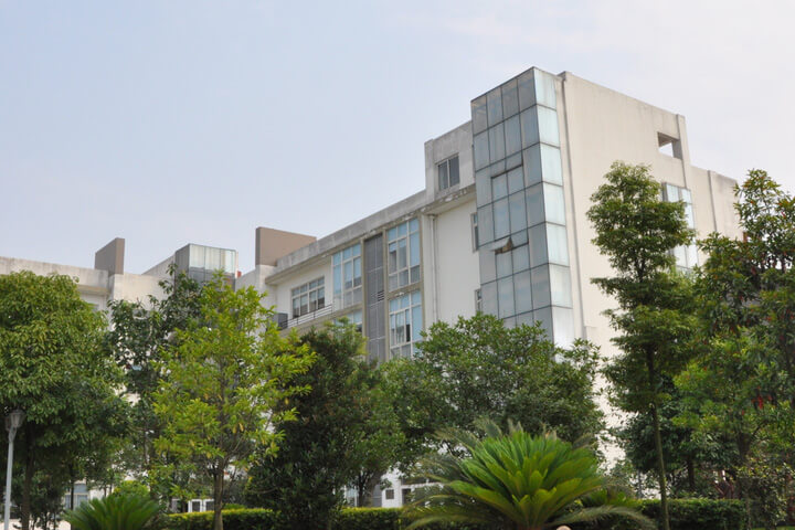    “郫县豆瓣”起源于清代康熙年间（1688年），始为川西居民自制佐餐之盐辣椒、酱菜之类，已流传近百年。咸丰年间，陈氏后人陈守信，号“益谦”，设立“益丰和”号酱园，陈守信悉心研究数年，独创秘方，改盐渍辣椒为“豆瓣辣椒”，“郫县豆瓣”便由此诞生，“益丰和”号酱园也被人奉为“郫县豆瓣”正宗鼻祖。 

    1955年，“益丰和”响应政府号召，实行公私合营组建“郫县酱园”，后更名为“郫县豆瓣厂”，生产的产品定名为“鹃城牌”。1999年4月经四川省体改委批准由郫县豆瓣厂等三家地方国营骨干企业在股份制改造基础上组建四川省郫县豆瓣股份有限公司。

    四川省郫县豆瓣股份有限公司位于成都市郫都区安德镇“中国川菜产业化功能园区”，占地10万余平方米，产能规模10万吨，员工500余人，是郫县豆瓣行业龙头企业和行业标准化生产示范工厂，而且还是中国非物质文化遗产郫县豆瓣传统制作技艺的传承企业。主营的“鹃城”牌郫县豆瓣及系列产品，不仅畅销国内各大城市，还远销日本、韩国、新加坡、美国、加拿大、澳大利亚、荷兰、英国、德国、法国、巴西、智利、俄罗斯等80多个国家，并通过国际贸易和驻外机构直接输送到世界200多个国家和地区。每年通过外交部订购的郫县豆瓣，早已走进了各驻外使馆，用于接待宾客之用。

    历经百年沧桑，“益丰和”号酱园美名依旧，“鹃城”牌郫县豆瓣也依其秘方酿制，成为享誉世界的郫县豆瓣的代表者！面对未来，公司将继续倡导新的健康理念，以生产“健康、绿色、味美、营养”的产品为目标，以“让川菜更美味 让生活更滋味”为使命，以“打造川味调料领军企业”为愿景，继续传承“匠心做好酱”的鹃城文化，将川菜调味料产业发扬光大！