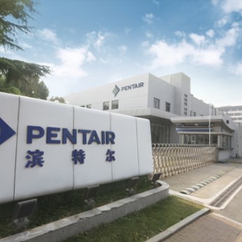 总部位于美国明尼苏达州的滨特尔(Pentair)集团成立于1966年，旗下品牌爱惠浦成立于1933年，拥有超过90年的净水经验，是世界上权威的专业水处理设备制造公司之一。滨特尔业务遍布全球6大洲27个国家，拥有10,578名员工，能在全球各个角落为我们的客户提供产品和服务。滨特尔在中国拥有40年的本土净水经验，致力于为中国客户及消费者提供优质且因地制宜的解决方案。我们的客户遍布市政、工业、餐饮、便利店、酒店、泳池等工商业领域及住宅和大众消费者等家用领域。
我们卓越的产品和解决方案在帮助创造洁净的水环境的同时减少水消耗，更高效地利用水及能源，实现可持续发展。