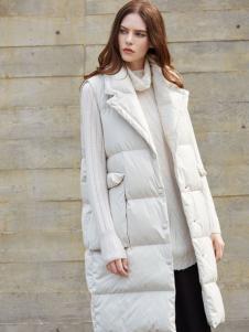 广州时尚国际（紫馨源服饰）一家从事女装批发的公司,主营：折扣女装专柜清仓、折扣批发、大码折扣女装等。公司看货展厅有1000平方，长年保持70个供应，更新快，价格低。批发汇聚内外一二线各知名。每季度更新100--130个。公司长期合作有：希色、必然、莫名、和言、弥汐、马天奴、三淼、双面呢大衣、卉、艺之卉、迪图、爱美斯羽绒服、中国娃娃、璱娜、阳光里的汀兰、SOFA等高端。公司服装款式众多，风格多元化（有欧版女装，韩版女装，风衣，连衣裙，淑女装等），做工精良，货源稳定，和众多一二线厂商保持良好的合作关系。公司秉承“关注客户、携手共赢”的服务理念；“折扣服饰，物超所值”的经营宗旨； “质量，诚实守信”的原则。以优质的产品，一流的服务，热忱欢迎各界朋友前来合作，共创辉煌！