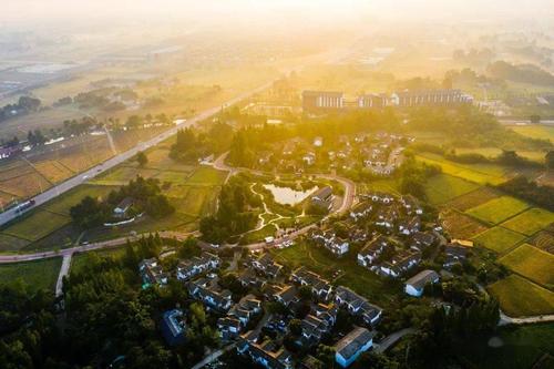 濛阳始建于公元206年 (东汉建安十一年)，因濛水所经，南流入沱，故而得名。 公元602年置蒙州，领九陇等三县，唐时改为濛阳县，隶属彭州。濛阳由于开发早，又地处川西平原灌州(今都江堰市)、彭州、雒城(今广汉市)之间的交通要道，人烟稠密，自古至今都比较繁华，是彭州所属第一大集镇。十九、二十世纪之间彭州人就有“一濛二敖三九尺”的口头品评。
美丽的濛阳镇，林盘和院落错落有致，肥沃田园与绿道交相辉映，新鲜的大地蔬菜更是品种多样！魅力濛阳欢迎你！