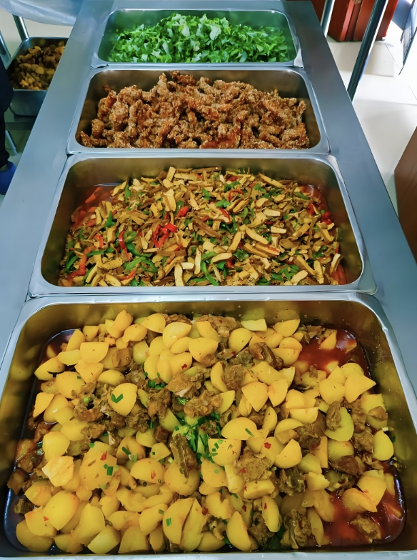 成都新津学校食堂改革进行时，守护学生“舌尖上的安全”

成都新津区近年来大力推进学校食堂改革，通过引入市场竞争机制，优选有资质、信誉良好的餐饮管理公司承包运营学校食堂，全力守护学生“舌尖上的安全”。改革后的学校食堂不仅环境整洁、设施先进，更在食品安全管理上实现了质的飞跃。所有食材均经过严格筛选与检验，确保来源可追溯，质量有保障。餐饮管理公司还配备了专业的营养师团队，根据学生的年龄、生长发育特点，设计科学合理的膳食搭配，促进学生健康成长。同时，学校食堂还注重培养学生的健康饮食习惯，通过举办食品安全知识讲座、营养餐品推广等活动，引导学生树立正确的饮食观念。这一系列举措不仅提升了学校食堂的服务水平，更赢得了广大家长和社会各界的广泛赞誉。